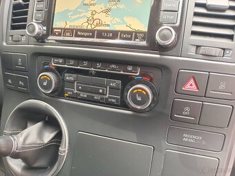 VW Multivan T5 2.0TDI 132kW CUP 7-míst Webasto Taž. DYNAUDIO - 14