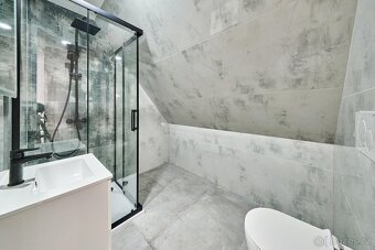 Prodej nového mezonetového bytu 3+1 se zahradou s bazénem - 14