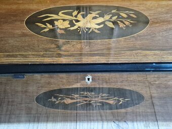 Krásný starožitný hrací stroj se zvonečky a bubínkem - 14