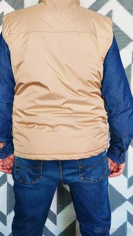 SKVĚLÁ OUTDOOR VESTA SE SPOUSTOU KAPES - SCL - vel. S - 14