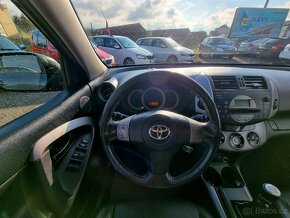 Toyota RAV4 2,2 D4-D 130KW 4x4 nové turbo,STK2 sady kol,kůže - 14