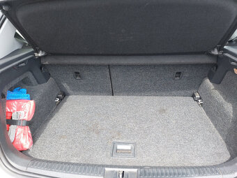 Prodám VW polo 5 s benzinovým motorem 1,4 a výkonem 63kW - 14