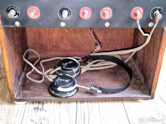 Staré rádio včetně sluchátek, Francie, rok 1923 - 14