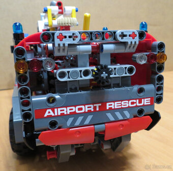LEGO 42068 Letištní záchranné vozidlo - 14