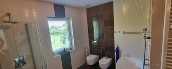 Krásný samostatně stojící dům 5kk na kraji Prahy - Podolanka - 14