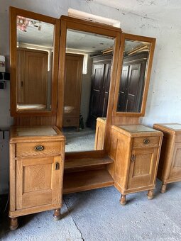 Šatní skříně, toaletka, noční stolek, 2x postel - 14