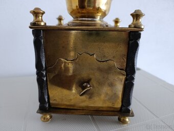 Velmi starý mosazný mlýnek na kávu, kované sloupky - 14