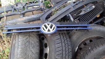 VW Volkswagen Golf 4 přední maska mezi světla - 14