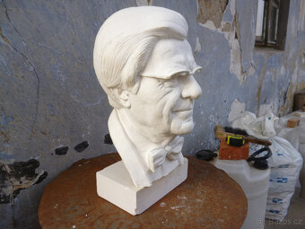 Sochařská busta houslisty Josefa Suka - 14