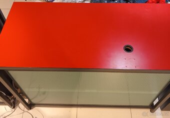 Velký industriální prodejní pult nebo bar. - 14