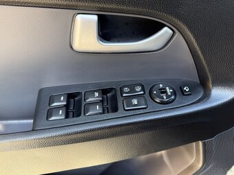 Kia Sportage 1.6i GDi 99kw rok 2013 LED světla - 14