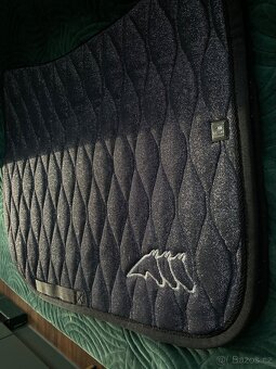 Krásná Podsedlová dečka EQUILINE diamac logo VS black-třpyt. - 14