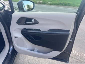 Chrysler Pacifica 3,6 DVD LIMITED ADAPT 8 míst 2017 - 14
