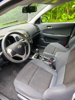 HYUNDAI i30 Combi 1.4 benzín ,80kW 2011 ČR ,1.majitel - 14