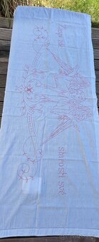Staré vyšívané ubrusy, háčkované dečky a gobelínový přehoz - 14
