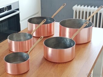 PĚKNÉ MĚDĚNÉ HRNCE K VAŘENÍ 5 KUSŮ - VINTAGE FRANCIE - 14
