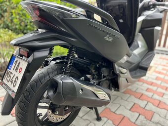 Honda Forza 300 malý nájezd,super stav - 14