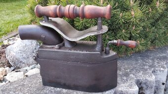 Obrovská komínová velmi stará sbírková žehlička D.R.G.M. - 14