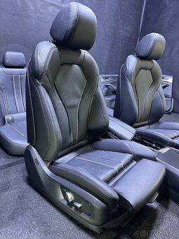 BMW 5 G30 LCI M-Paket kuzeny interier sedacky - 14