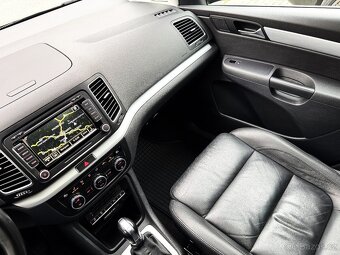 VOLKSWAGEN SHARAN 2.0TDI DSG,7-MÍST,KŮŽE,XENONY,TAŽNÉ,KAMERA - 14