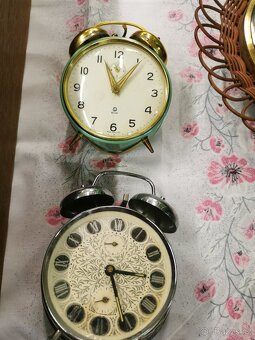 Staré mechanické budíky, nástěnné hodiny. - 14