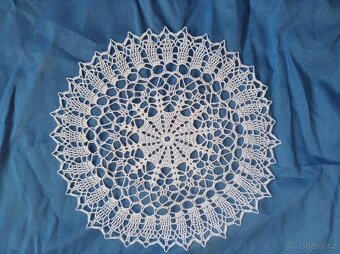 Ručně háčkované bavlněné naškrobené dečky 35 - 38 cm - 14