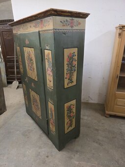 Malovaná skříň po celkové starší renovaci - 14