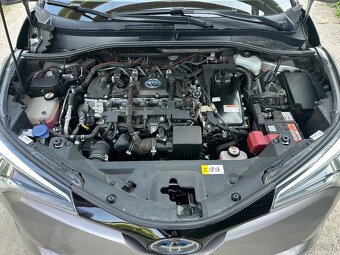 Toyota C-HR Hybrid 1.8 e-CVT, r. 2019 – perfektní stav, spol - 14