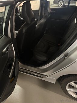 Volvo v 60 2.0d 2018 automat - 14