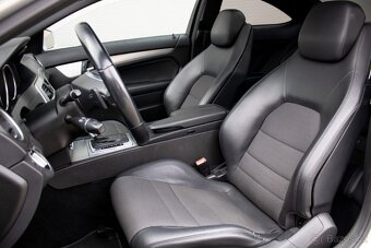 Krásný Mercedes-Benz C 250 Coupé s benzínovým motorem - 14