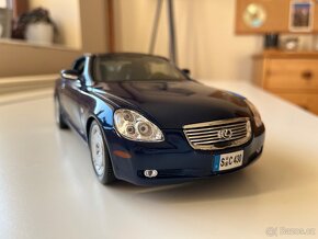 28 ks modelů aut 1:18 a 1:24 + osvětlená vitrína - 14