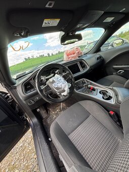 Dodge challenger 3.6 4x4 2019r - 14