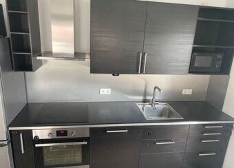 Moderní kuchyňská linka se spotřebiči - 14