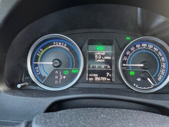 Toyota Auris hybrid - 14