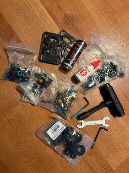 Skateboard deska, kolečka, trucky a hardware - 14