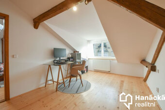 Pronájem podkrovního bytu 3+kk, 114 m²  - ul.... - 14