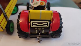 Plechová hračka traktor - 14