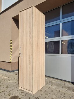 Uzamykatelná šatní skříňka - 14