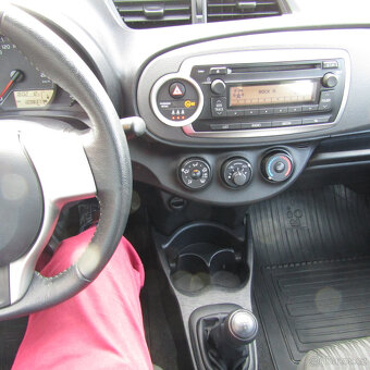 Toyota Yaris, 1,0i 51kw, BENZÍN, 2012, STK 4/2027 - 14