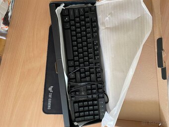 Monitor, klávesnice, myš a koberec - 14