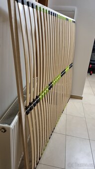Prodám dřevěnou postel, noční stolky, matraci, rošt - 14