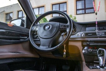 BMW Rad 7 730d čierna - 14