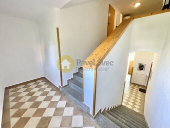 Prostorný rodinný dům s FVE, tři byty s užitnou plochou 215  - 14