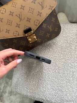 kryt na iPhone 16pro max Louis Vuitton - originál - 14
