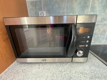 Moderní dřevěná kuchyňská linka se spotřebiči - 14