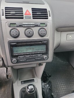 VW Touran facelift 1.9TDI, 77kw,nová STK.7 míst - 14