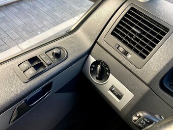 VW Multivan T5 2.0 TDI 103kW TEAM  TAŽNÉ,7 MÍST,MLHOVKY - 14