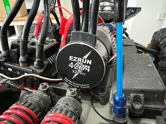 RC model Traxxas Summit 1/8 Brushless - 14