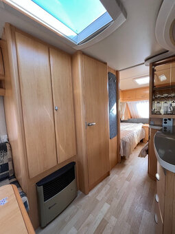 Karavan Hobby De Luxe 495 UL 2009, Předstan Isabella, TV - 14