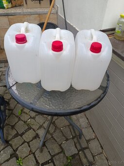 Kanystry plast 20Ltr. Bílé a modré za 60Kč, 15Ltr. 50Kč. PM - 14
